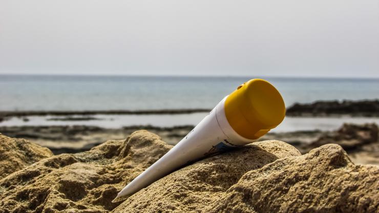 As cremas solares poden liberar no medio mariño substancias tóxicas para os ecosistemas mariños 