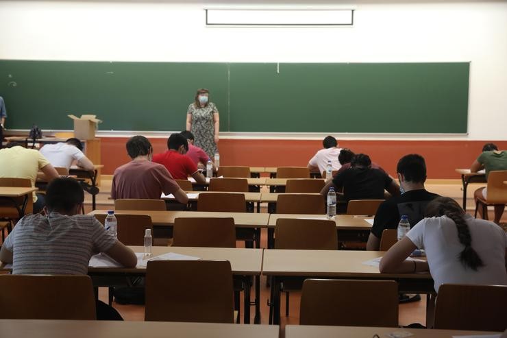 Unha profesora vixía unha clase. Marta Fernández Xara - Europa Press / Europa Press