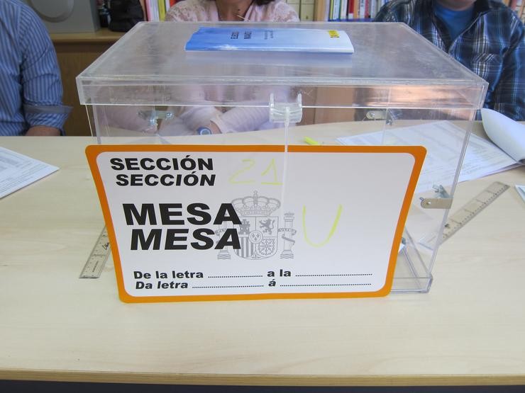 Urna electoral en Santiago de Compostela 