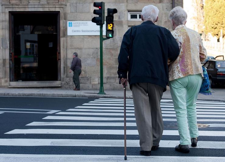 Vellez: duas persoas maiores paseando / XUNTA - Arquivo.