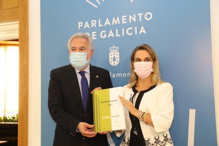 A valedora do Pobo, María Fernández Galiño, entrega a memoria de 2019 ao presidente da Cámara galega, Miguel Anxo Santalices. VALEDOR DO POBO / Europa Press