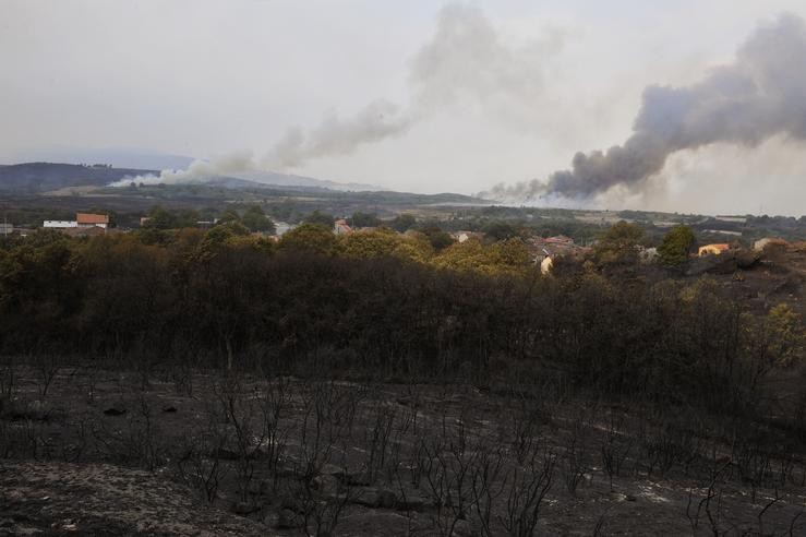 Vista dos puntos de lume do incendio na parroquia de Montes, en Cualedro, Ourense.. Rosa Veiga - Europa Press / Europa Press