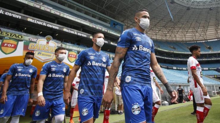 Xogadores de fútbol con máscara 