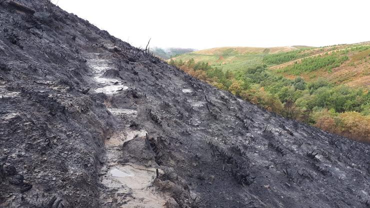Os leitos de ríos erosionados convértense en transportadores de chapapote forestal cando hai choivas logo dun incendio 