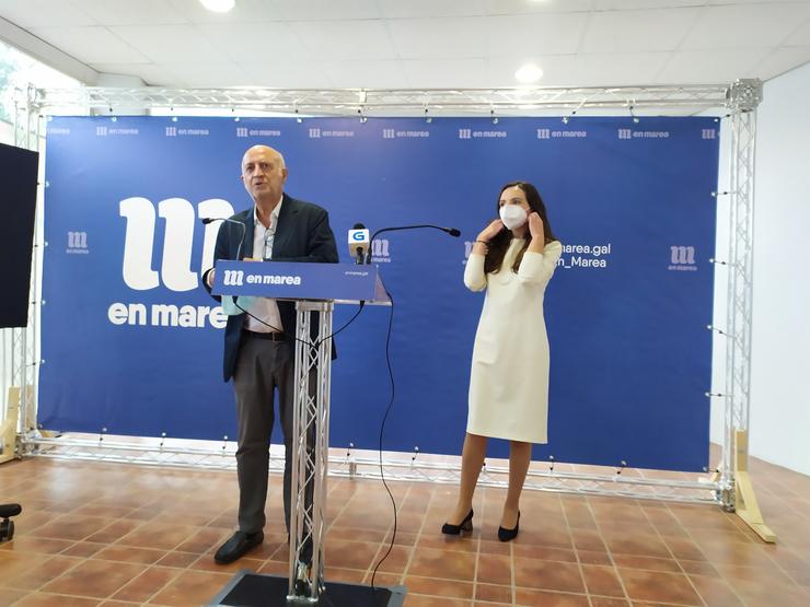 Os portavoces de En Marea, Pancho Casal e María Chao, en rolda de prensa 