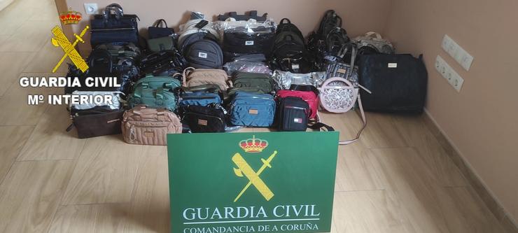 Bolsos falsificados interceptados pola Garda Civil en Negreira (A Coruña).. GARDA CIVIL / Europa Press