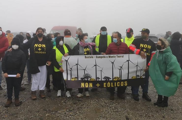 Concentración no alto de Paxareiras en contra dos novos proxectos eólicos na comarca 