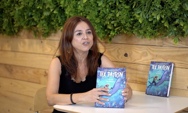 A xornalista e escritora Paula Gonzalo, coa novela gráfica 'Tex Patton y la isla de plástico', ilustrada por Daniel Catalina.