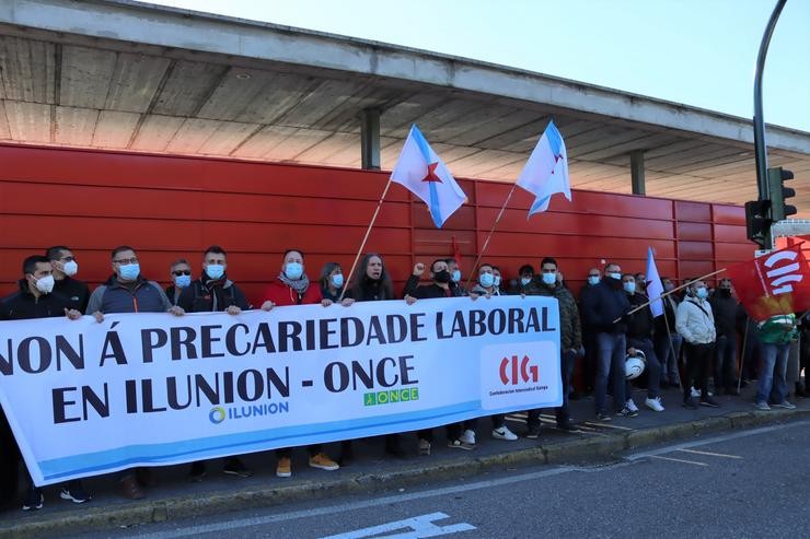 Persoal de Ilunion Servizos Industriais Galicia concéntranse en Vigo para denunciar as súas condicións de "explotación" e "precariedade" no sector da automoción.. CIG VIGO / Europa Press
