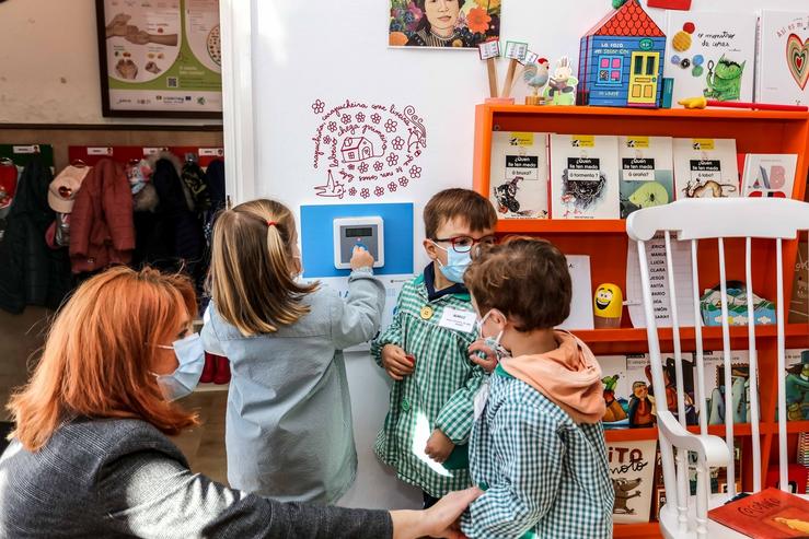 Uns alumnos dunha escola infantil galega proban o botón de emerxencia instalado en caso de indisposición do profesor. LUÍS POLO / XUNTA / Europa Press