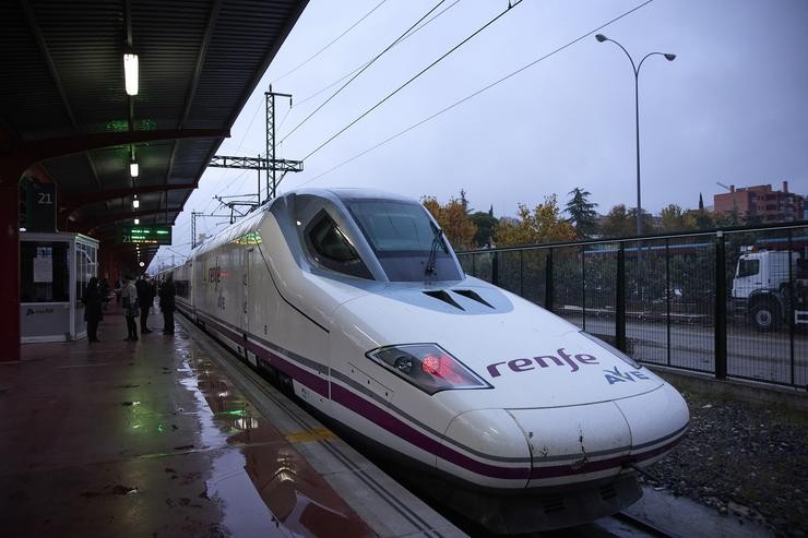 Tren que efectuou a primeira viaxe polo novo tramo de alta velocidade Pedralba de la Pradería-Ourense 