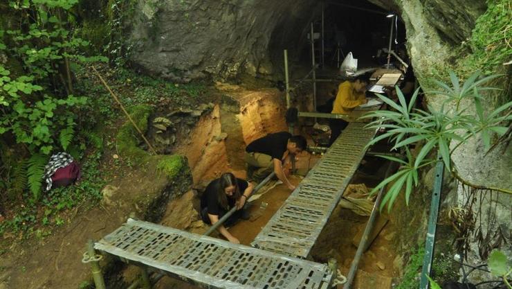 Investigadores da USC escavan a Cova Eirós/ Fonte: USC