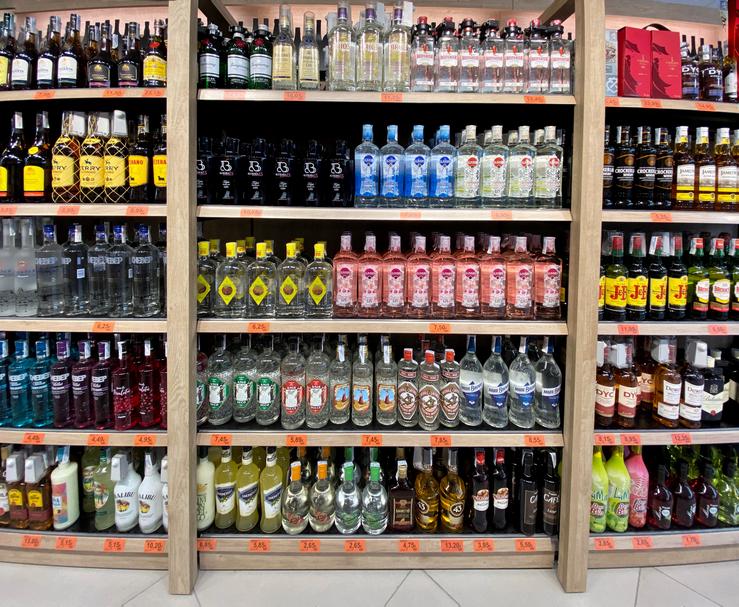 Arquivo - Corredor de bebidas alcohólicas nun supermercado.. Eduardo Parra - Europa Press - Arquivo 