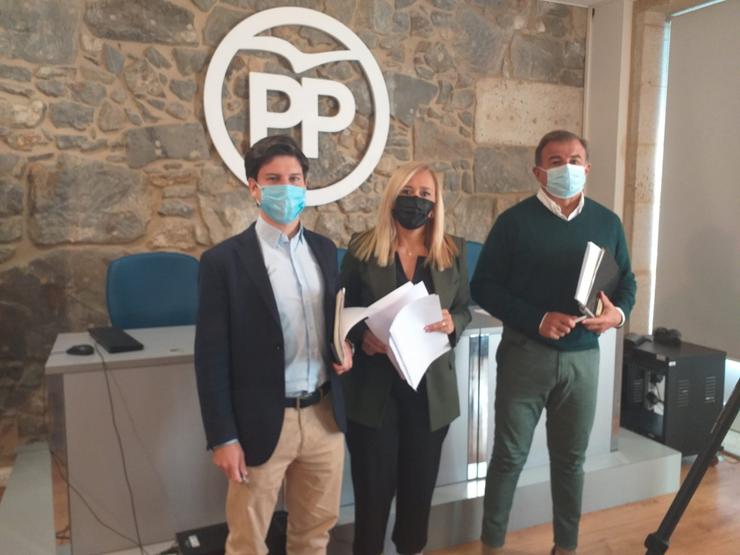 O deputado do PP, Diego Gago, xunto aos senadores 'populares' Elena Muñoz e Javier Guerra, na rolda de prensa na que presentaron as emendas ao PGE de 2022.