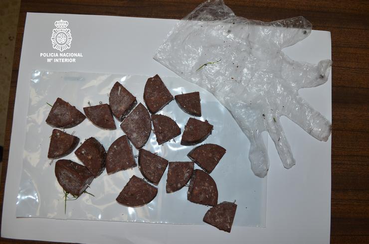 Cebos en comida para cans con alfinetes usados por un detido en Ourense por malos tratos animais e danos.. POLICÍA NACIONAL 