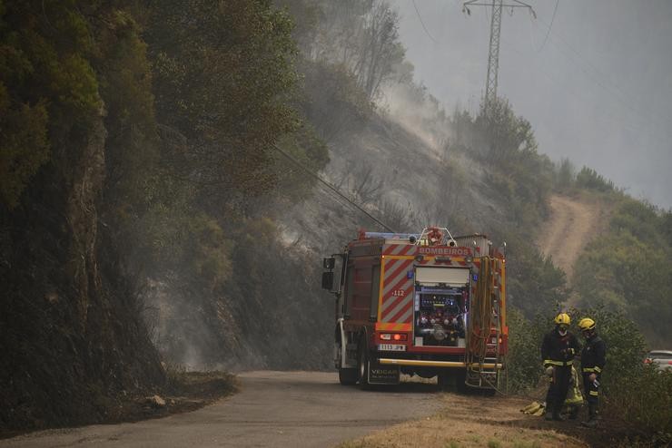 Un camión de bombeiros trata de sufocar un incendio 