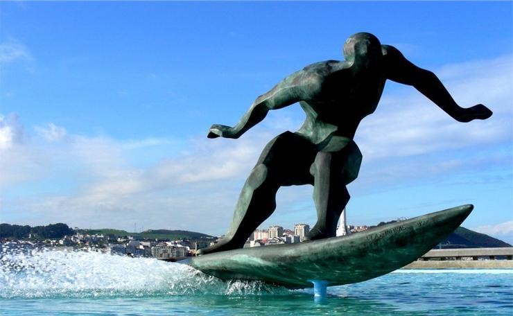 Escultura sobre o surf na Coruña