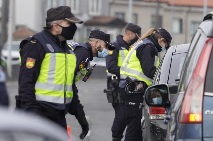 Varios axentes da Policía Local realizando un control de mobilidade na saída de Santiago de Compostela / Álvaro Ballesteros - Europa Press.  / Europa Press