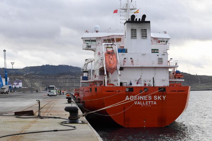 Barco atracado con avaría no porto da Coruña. AUTORIDADE PORTUARIA 