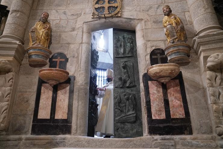 O Arcebispo de Santiago, Julián Barrio, durante o acto solemne de apertura da Porta Santa da Catedral de Santiago, que dá inicio ao Ano Santo 2021, en Santiago de Compostela, a 31 de decembro de 2020 