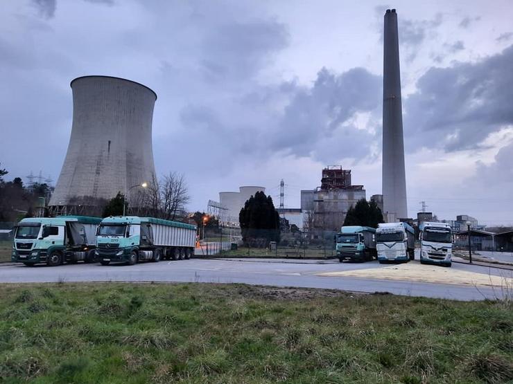 Os camións do carbón da central de Endesa nas Pontes bloquean os accesos. / Europa Press