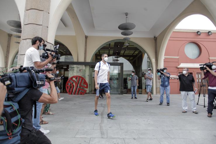 Arquivo - Un dos 33 membros do CF Fuenlabrada abandonando o hotel coruñés onde permaneceron confinados. M. Dylan - Europa Press - Arquivo 
