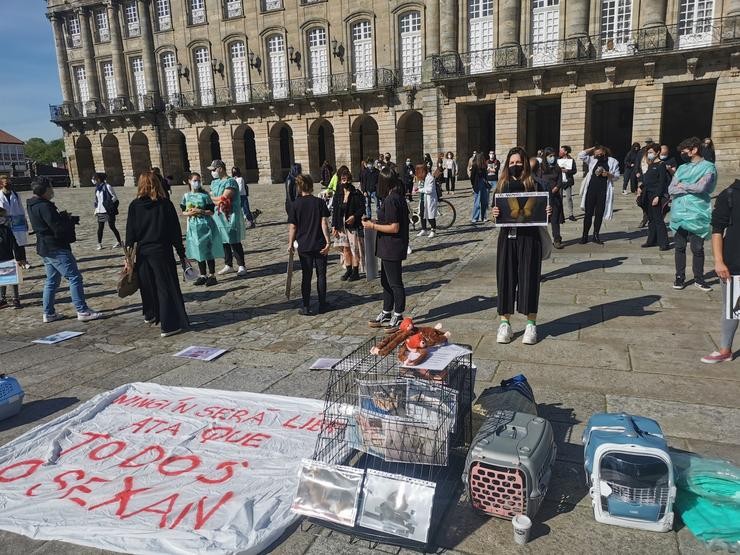 Decenas de persoas secundan na Praza do Obradoiro, en Santiago de Compostela, unha protesta contra a crueldade animal nos laboratorios, particularmente en Vivotecnia, en Madrid. 