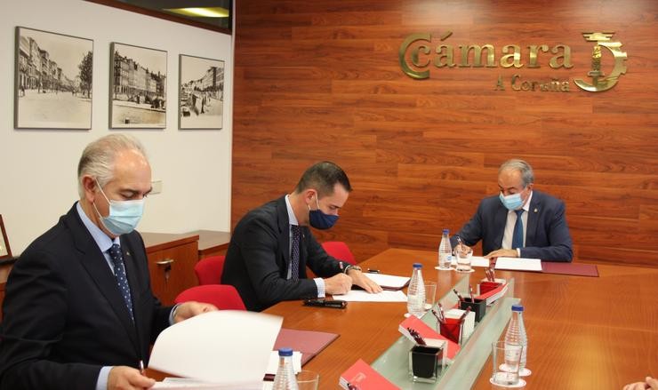 Representantes de Abanca e o presidente da Cámara da Coruña asinan o acordo de colaboración. ABANCA / Europa Press