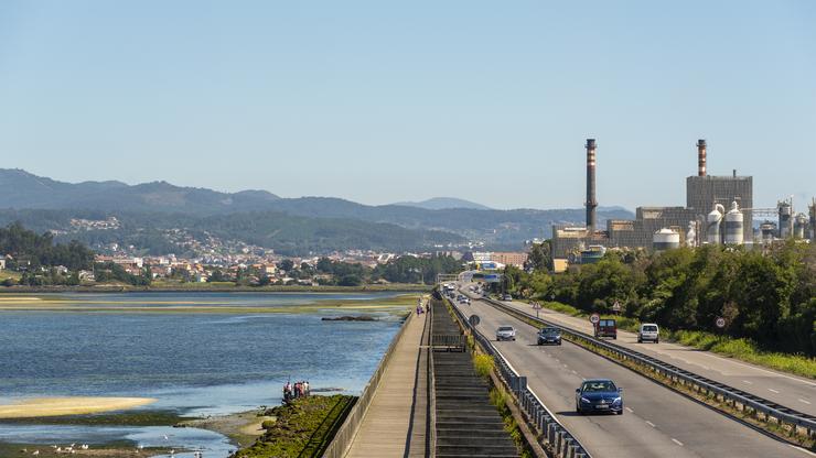 A biofábrica de Ence situada á beira da ría de Pontevedra, separadas pola estrada que une á cidade de Pontevedra con Marín / Europa Press.  / Europa Press
