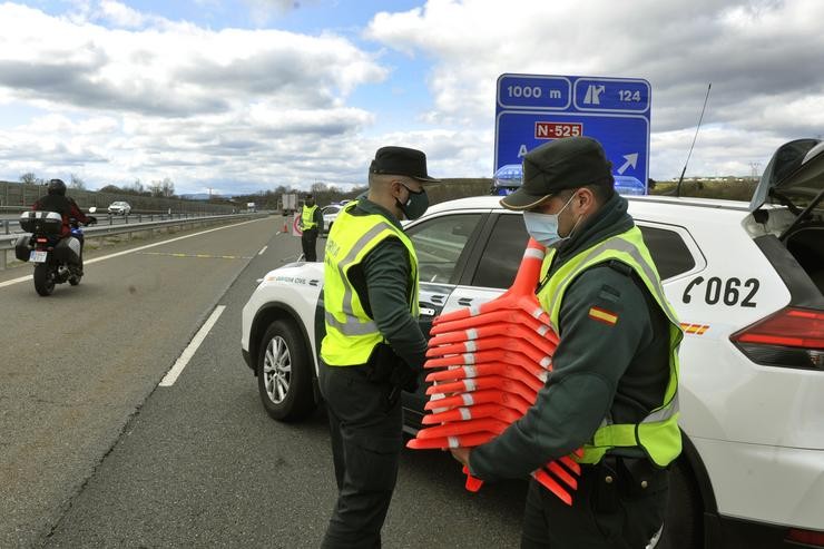 Arquivo - Dous axentes de Garda Civil realizan un control de mobilidade na autovía das Rías Baixas ou A-52 