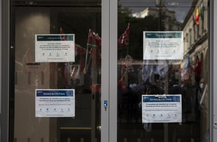 Traballadores do BBVA concéntranse ante unha das oficinas en contra dos despedimentos, a 10 de maio de 2021 / María José López - Europa Press. / Europa Press
