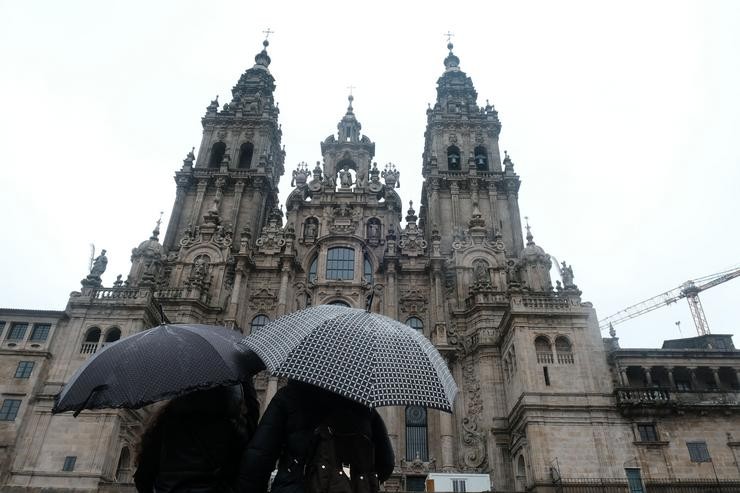 Unha parella observa a catedral de Santiago sen estadas despois de varios anos de obras, en Santiago de Compostela, A Coruña, Galicia (España). César Arxina - Europa Press / Europa Press