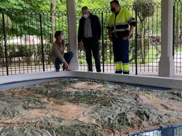 A alcaldesa de Lugo, Lara Méndez, supervisa a posta en marcha do mapa da Península Ibérica do Parque de Rosalía de Castro / CONCELLO DE LUGO