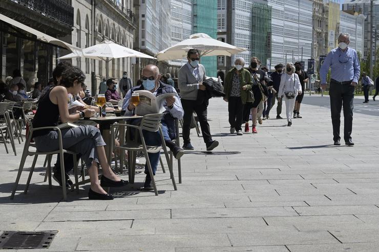 Un grupo de persoas charla na terraza dun local de hostalaría da Coruña. M. DYLAN / EUROPA PRESS / Europa Press