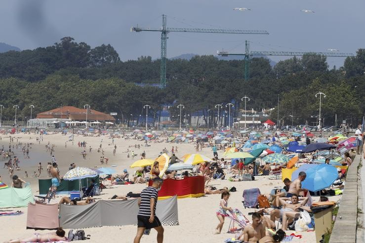 Numerosas persoas báñanse e toman o sol na praia de Samil, en Vigo, Pontevedra, Galicia (España).. Marta Vázquez Rodríguez - Europa Press / Europa Press