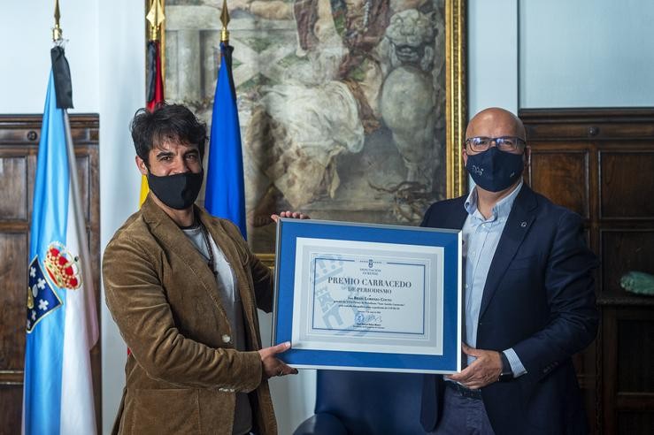 O presidente da Deputación de Ourense, Manuel Baltar, entrega ao fotoperiodista Brais Lorenzo o diploma acreditativo do  XXXI Premio de Xornalismo 'Xosé Aurelio Carracedo.. ALBERTE PAZ GARZA 