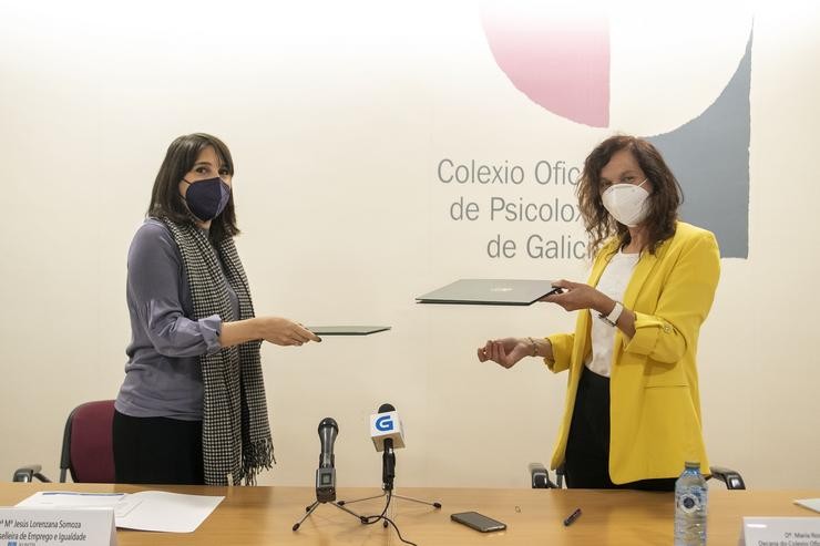 A conselleira de Emprego e Igualdade, María Jesús Lorenzana, asina un convenio de colaboración co Colexio Oficial de Psicoloxía.. CONCHI PAZ / Europa Press