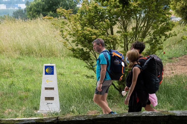 Varios peregrinos camiñan na última etapa do camiño de Santiago, 26 de xuño de 2021, en Santiago de Compostela, A C. César Arxina - Europa Press