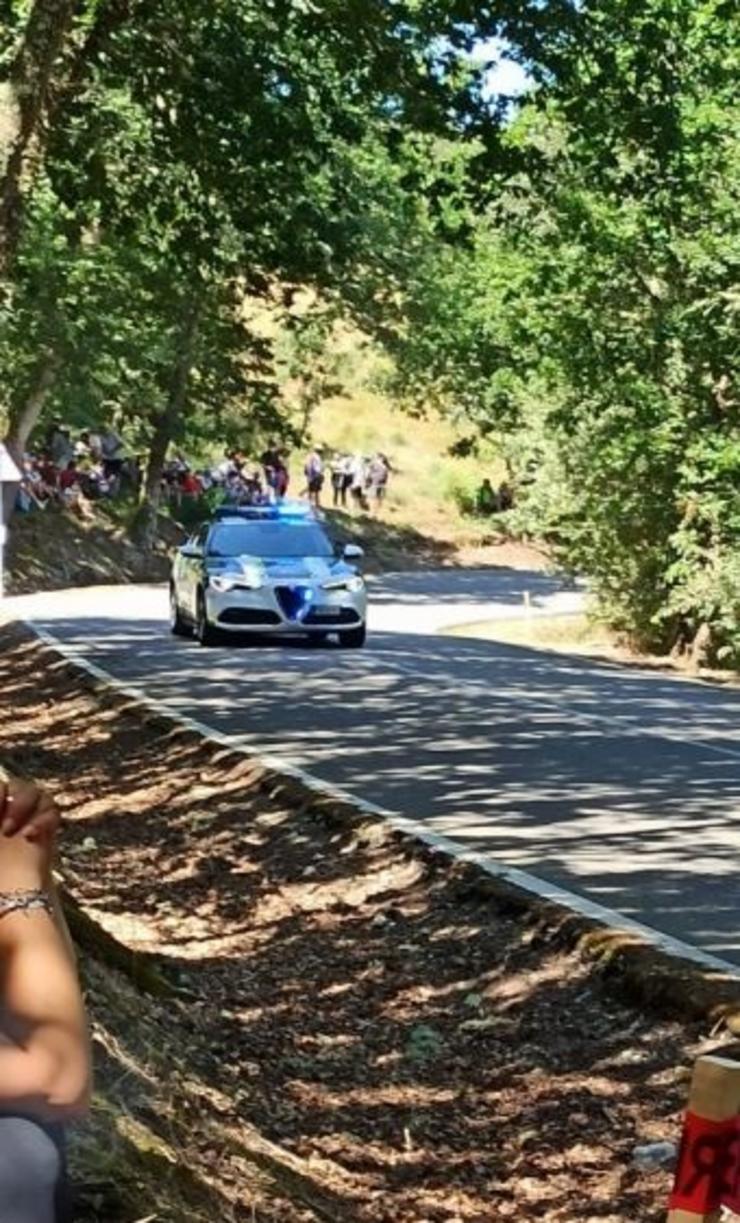 Unha patrulla da Garda Civil de Tráfico en labores de control durante o 54 Rallye de Ourense 