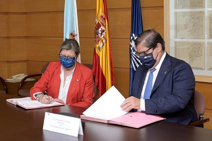 A conselleira do Mar, Rosa Quintana, asina un convenio de colaboración co reitor da Universidade da Coruña, Xullo Abalde.. MONCHO FONTES 