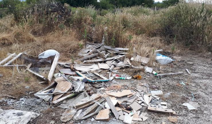 Imaxe do lixo depositado na antiga Lagoa de Antela polo que o Santander e Aliseda foron sancionados