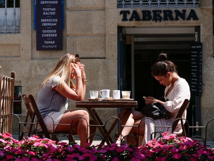 Dúas mulleres na terraza dun restaurante da Rua da Raiña 
