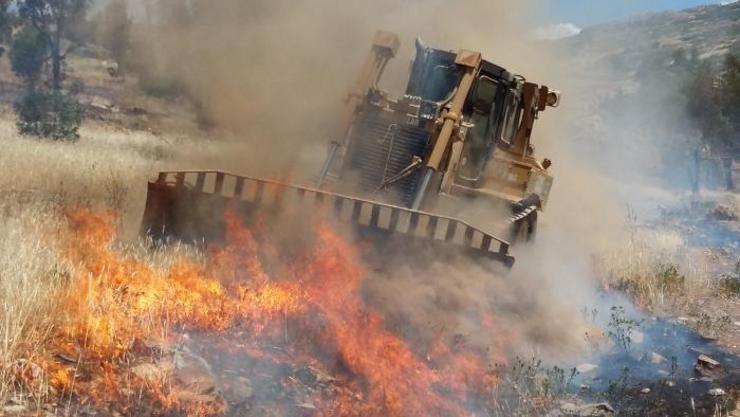 Maquinaria pasada realizando labores de extinción de lumes 