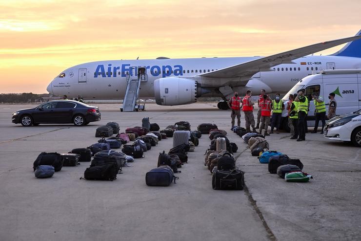Equipaxes de refuxiados afgáns na base aérea de Torrejón de Ardoz a 24 de agosto de 2021, en Madrid (España).. Jesús Hellín - Europa Press