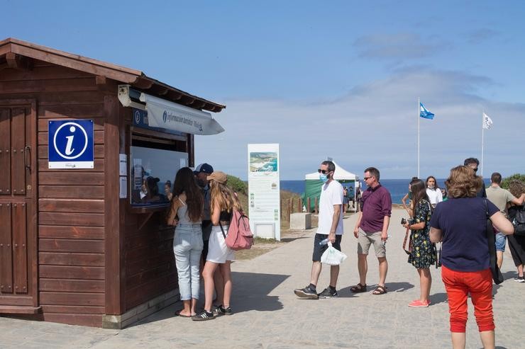 Turistas fan cola ante unha oficina de información turística. Carlos Castro - Europa Press / Europa Press