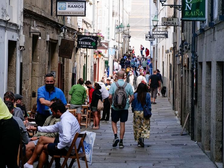 Varias persoas nunha rúa do centro de Santiago de Compostela, a 31 de xullo de 2021, en Santiago de Compostela, A Coruña (Galicia).. César Arxina - Europa Press