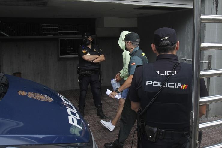 Un dos acusados polo crime de Samuel Luiz chega ao xulgado da Coruña / M. Dylan - Europa Press.