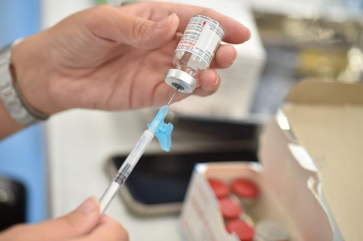 Preparación dose de vacina Moderna contra a Covid-19 