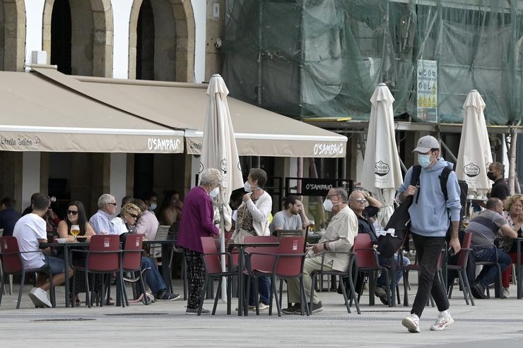 Varias persoas na terraza dun bar, a 18 de setembro de 2021, na Coruña 