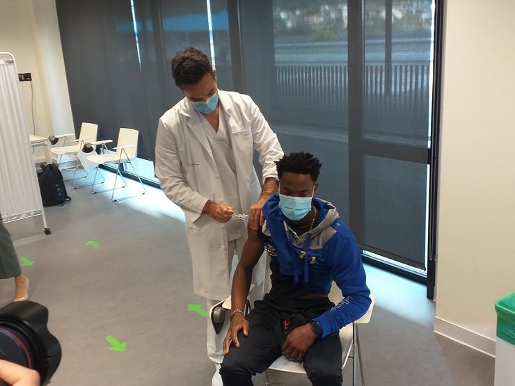 Un mozo deportista é vacinado contra a Covid no Hospital Álvaro Cunqueiro de Vigo, a 27 de setembro de 2021. 